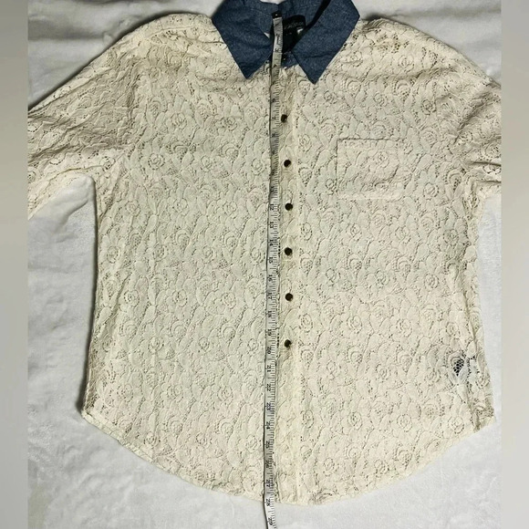 Signature Studio Lace Button-Up Top - Picture 4 of 7